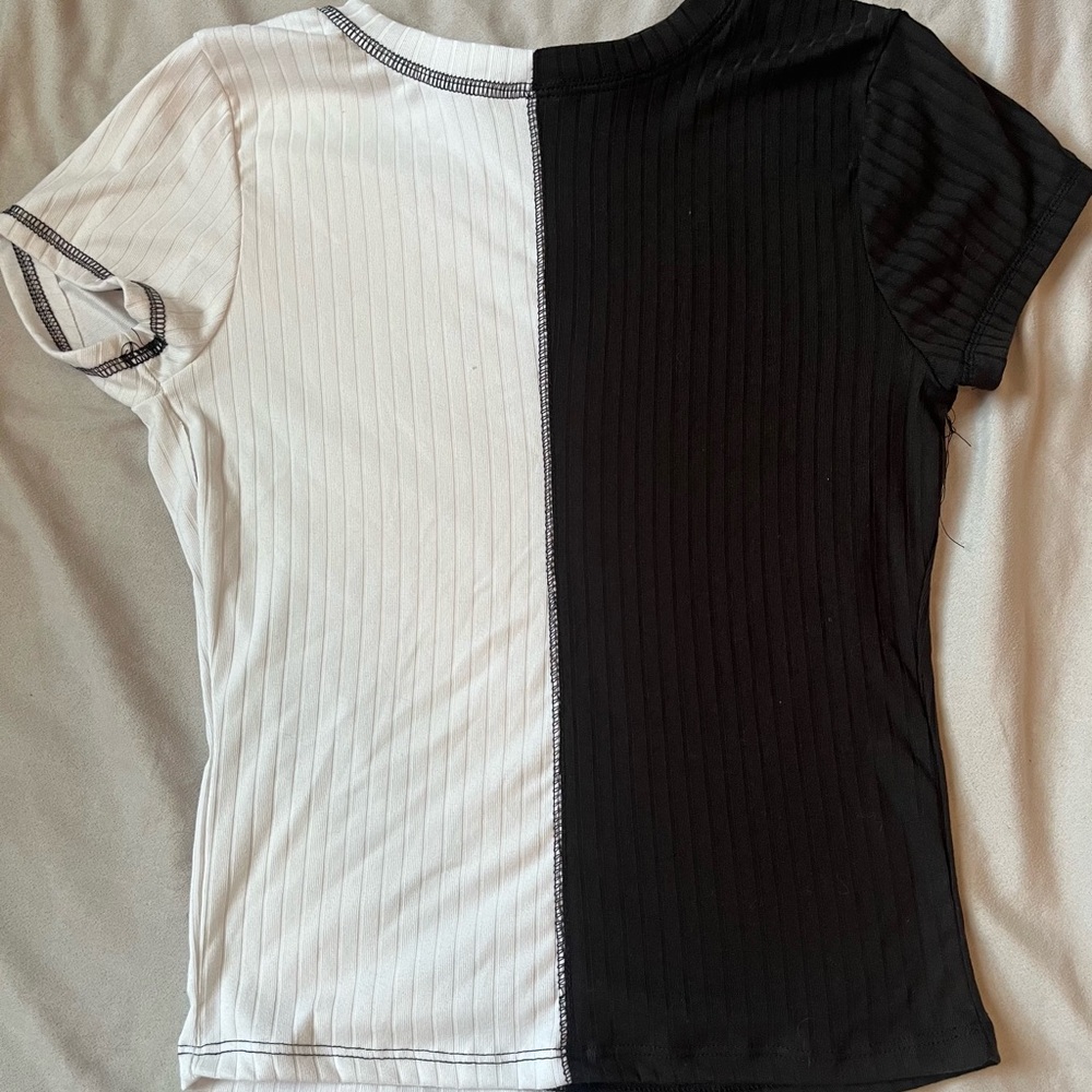 Large Rue 21 split color tshirt